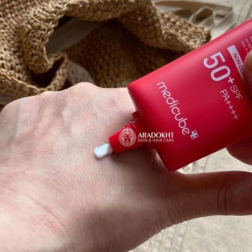 کرم ضد آفتاب مرطوب کننده و تسکین دهنده مدی کیوب Medicube Red Moisture Real Sun Cream