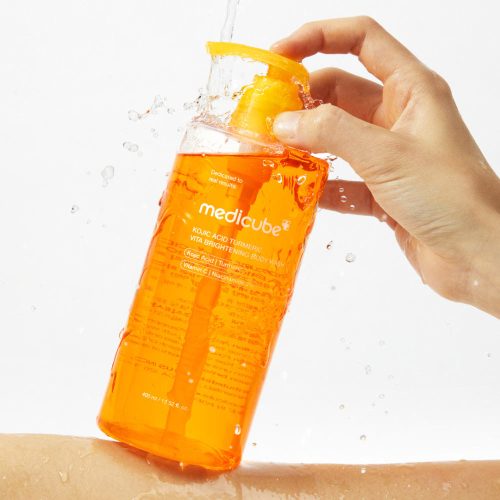 شوینده لایه بردار ملایم و روشن کننده بدن کوجیک اسید و زردچوبه مدی کیوب Medicube Kojic Acid Turmeric Brightening Body Wash